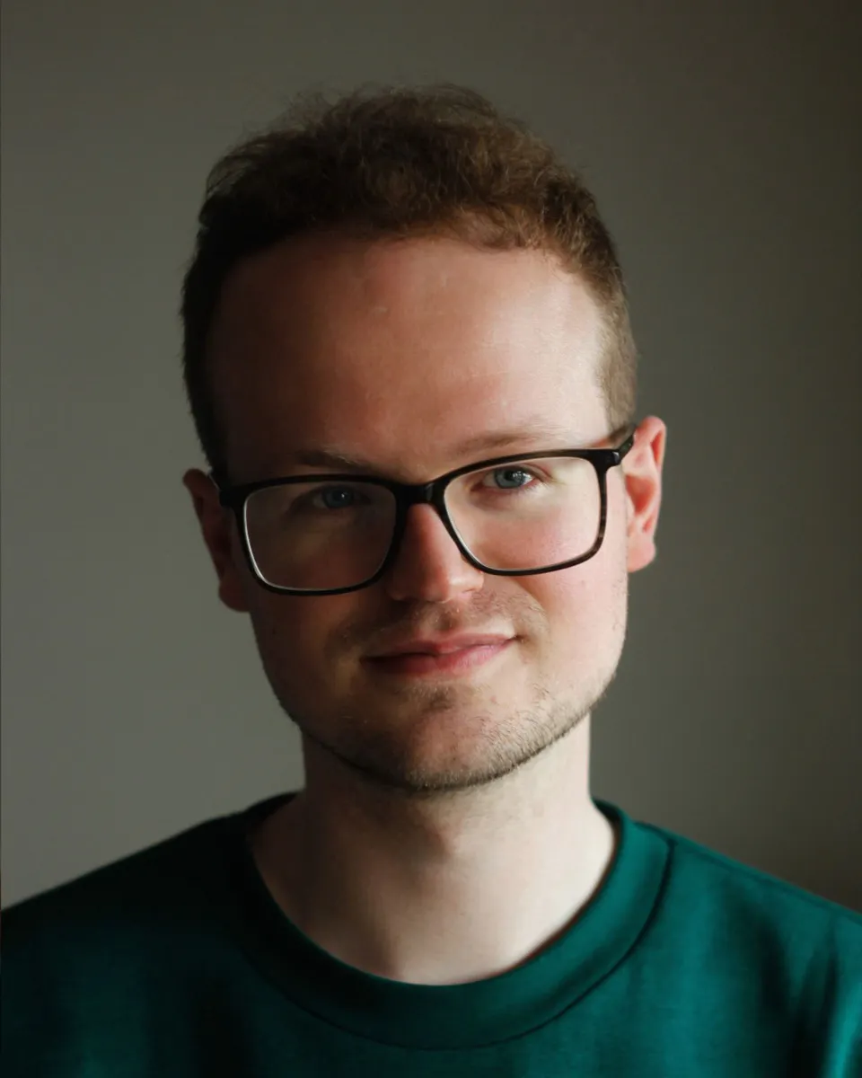 Headshot of Fin Bain