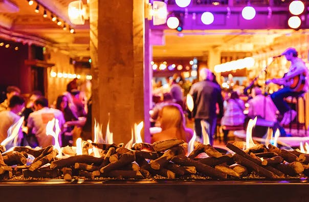 Performers and audience at Berlinkys during a live evening event